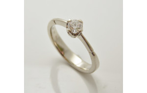 Prsteň s diamantom 0,25 ct z bieleho zlata Fancy